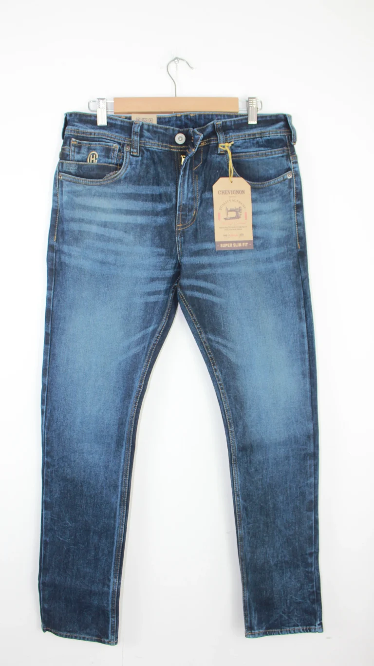 Jean Premium de alta calidad para hombre, corte moderno, color azul medio con bigotes, monedero bordado, pines y botón contramarcado