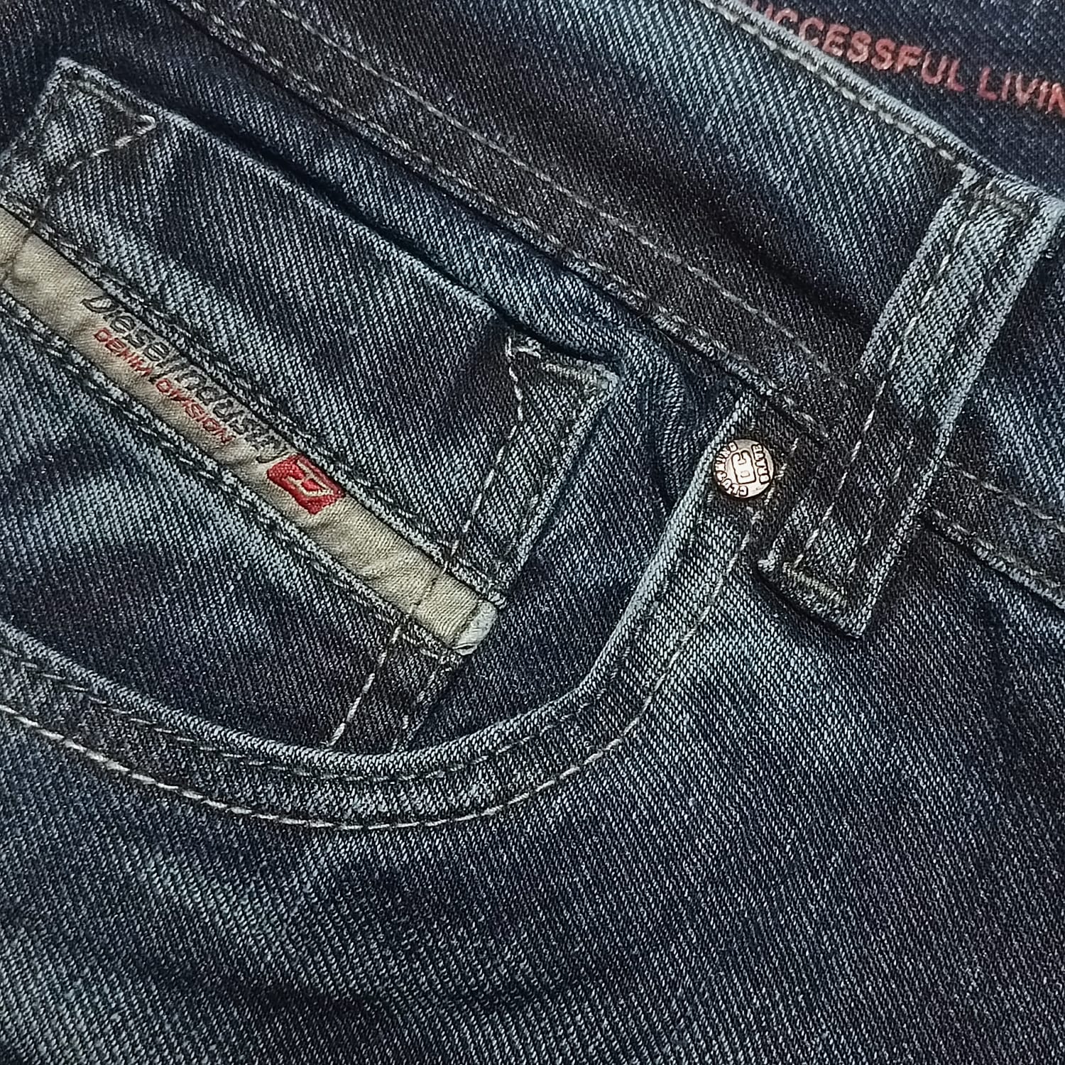 costuras de altisima calidad en jeans premium